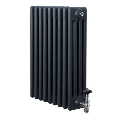 Traditionele antraciet grijze 4-kolom radiator van 600 x 425 mm met glanzende haakse thermostaatkraan aan de onderkant