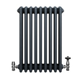 Traditionele 4-kolom radiator in antracietgrijs met glanzende afwerking en haakse thermostaatkraan aan de rechterzijde