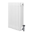 Traditionele witte 4-kolom radiator van 600 x 425 mm met glanzende haakse thermostaatkraan en verticale ribbels voor een klassieke uitstraling