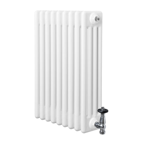 Traditionele witte 4-kolom radiator van 600 x 425 mm met glanzende haakse thermostaatkraan en verticale ribbels voor een klassieke uitstraling
