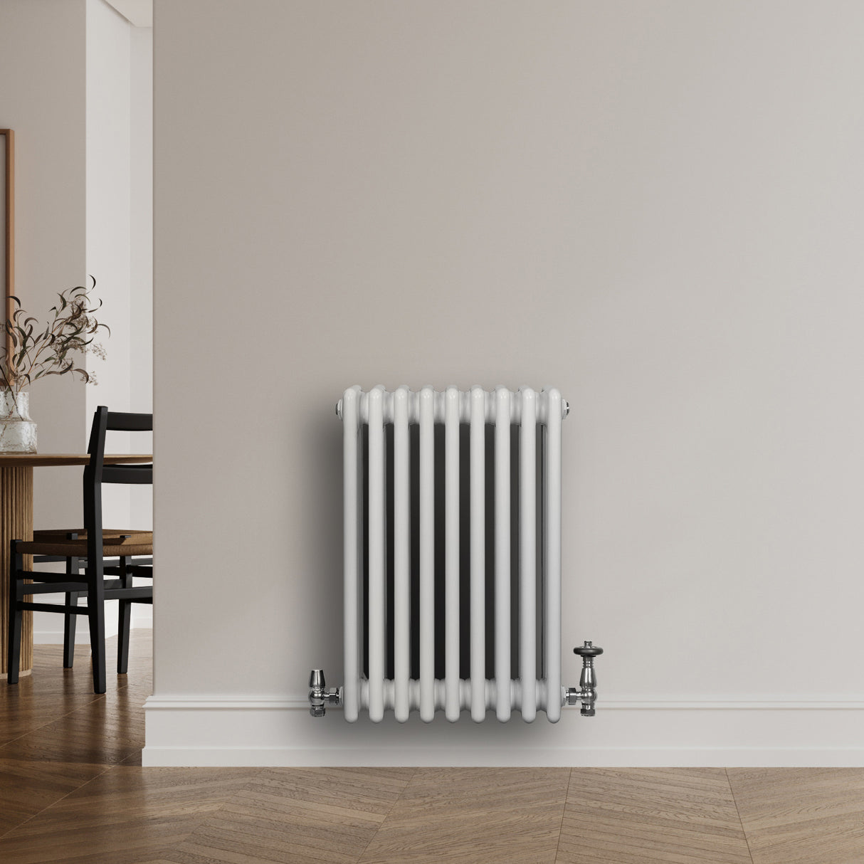 Traditionele witte 4-kolom radiator van 600 x 425 mm met haakse thermostaatkraan, geplaatst tegen een lichte muur in een moderne ruimte