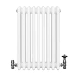 Traditionele witte 4-kolom radiator van 600 x 425 mm met glanzende haakse thermostaatkraan en gladde, ronde buizen