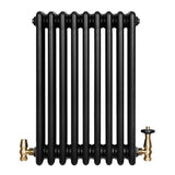 Zwarte traditionele 4-kolom radiator van 600 x 425 mm met glanzende afwerking en een haakse thermostaatkraan aan de zijkant