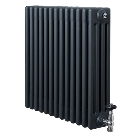Traditionele antraciet grijze 4-kolom radiator van 600 x 605 mm met haakse thermostaatkraan en een strakke, moderne uitstraling