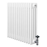 Traditionele witte 4-kolom radiator van 600 x 605 mm met glanzende afwerking en haakse thermostaatkraan aan de onderkant