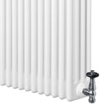 Traditionele witte 4-kolom radiator van 600 x 605 mm met glanzende haakse thermostaatkraan aan de onderzijde