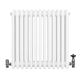 Traditionele witte 4-kolom radiator van 600 x 605 mm met glanzende haakse thermostaatkraan aan de zijkant