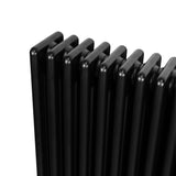 Traditionele zwarte 4-kolom radiator van 600 x 605 mm met een glanzende afwerking en haakse thermostaatkraan voor optimale verwarming