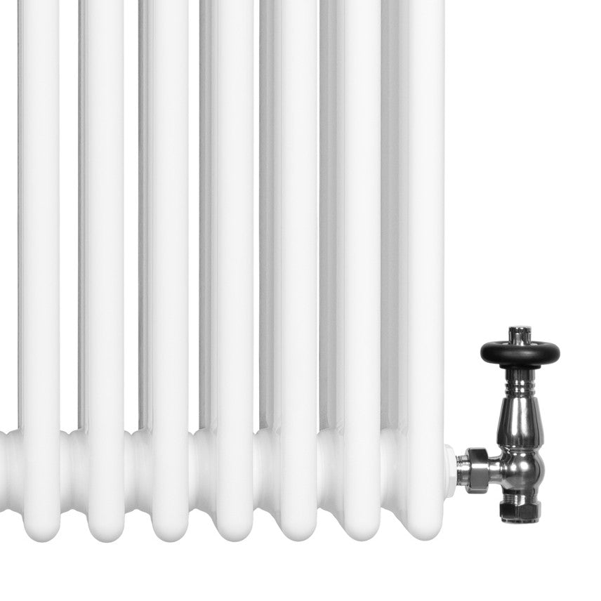 Traditionele witte 4-kolom radiator van 600 x 785 mm met glanzende haakse thermostaatkraan en strakke, rechte lijnen