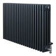 Traditionele 4-kolom radiator in antraciet grijs, met een strakke, verticale structuur en een haakse thermostaatkraan aan de zijkant