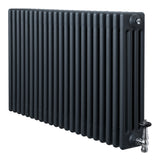 Traditionele 4-kolom radiator in antraciet grijs, met een strakke, verticale structuur en een haakse thermostaatkraan aan de zijkant