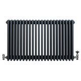 Traditionele 4-kolom radiator in antraciet grijs, met een gladde afwerking en haakse thermostaatkraan aan de zijkant