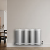 Traditionele witte 4-kolom radiator van 600 x 1010 mm met glanzende afwerking en haakse thermostaatkraan aan de onderzijde