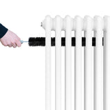 Witte traditionele 4-kolom radiator van 600 x 1010 mm met een hand die een borstel gebruikt voor onderhoud en reiniging