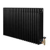 Traditionele zwarte 4-kolom radiator van 600 x 1010 mm met een glanzende afwerking en een haakse thermostaatkraan aan de onderkant