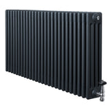 Traditionele antraciet grijze 4-kolom radiator van 600 x 1190 mm met haakse thermostaatkraan en een gladde, stevige afwerking