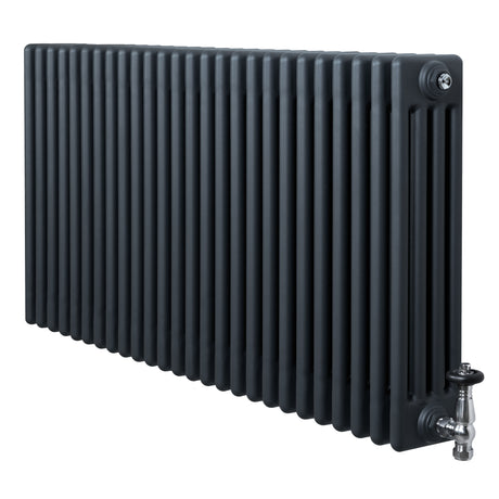 Traditionele antraciet grijze 4-kolom radiator van 600 x 1190 mm met haakse thermostaatkraan en een gladde, stevige afwerking