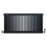 Traditionele 4-kolom radiator in antracietgrijs, met een strakke, verticale vorm en een haakse thermostaatkraan aan de zijkant