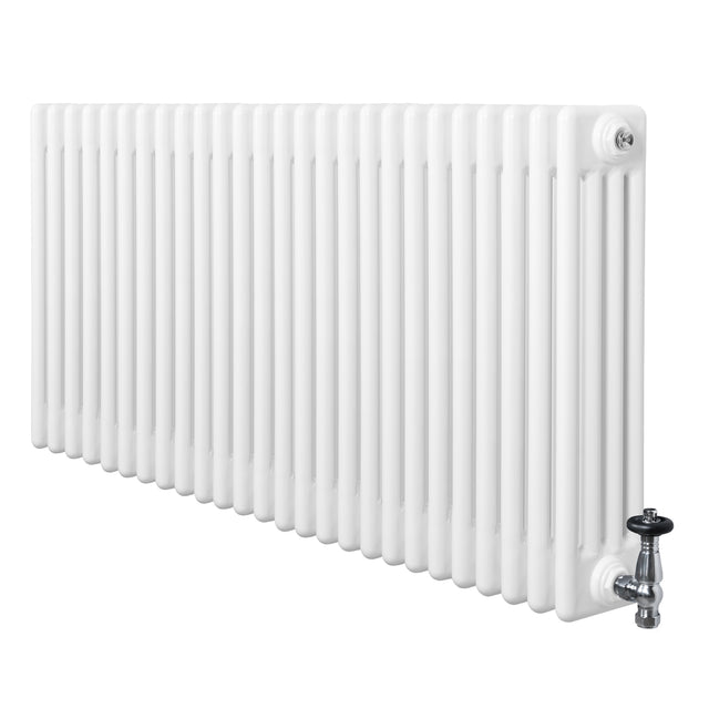 Traditionele witte 4-kolom radiator van 600 x 1190 mm met glanzende haakse thermostaatkraan en verticale ribben voor optimale warmteafgifte