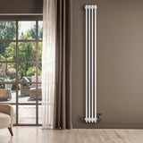 Traditionele witte 4-kolom radiator van 1800 x 200 mm met haakse thermostaatkraan, geplaatst tegen een muur met natuurlijk licht