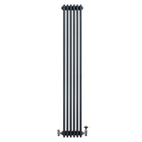 Traditionele antraciet grijze 4-kolom radiator van 1800 x 290 mm met een haakse thermostaatkraan aan de onderzijde