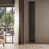 Zwarte traditionele 4-kolom radiator van 1800 x 290 mm met haakse thermostaatkraan, geplaatst tegen een neutrale muur