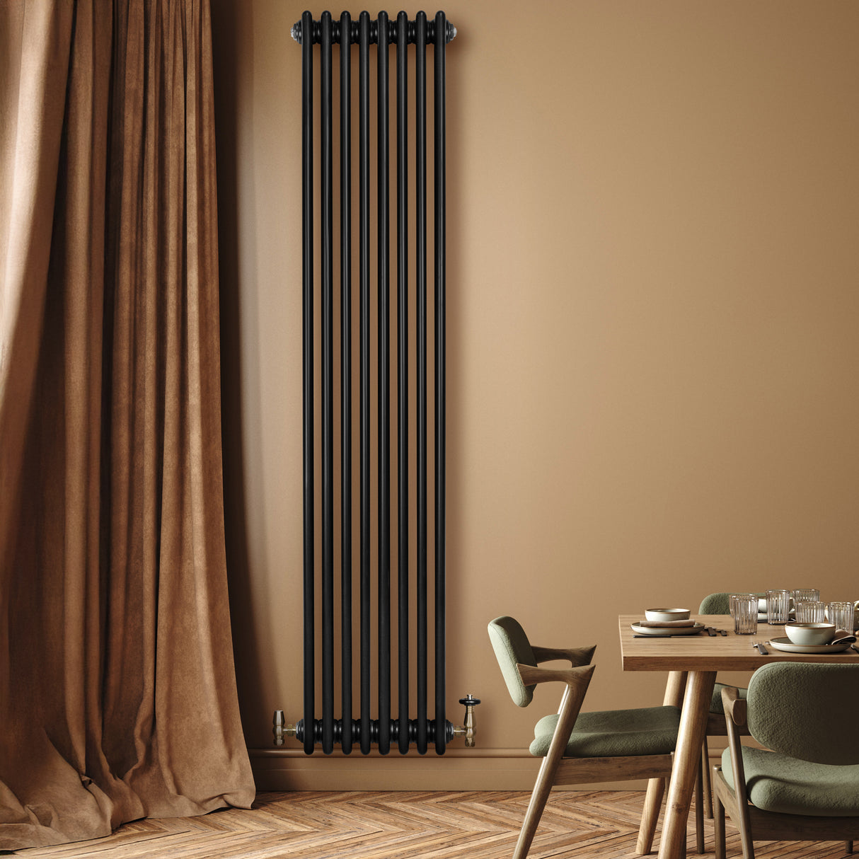 Zwarte traditionele 4-kolom radiator van 1800 x 380 mm met haakse thermostaatkraan, elegant tegen een warme muur geplaatst