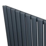 Ovale design radiator met antraciet grijze afwerking, 1 kolom, 600 mm x 600 mm, inclusief haakse thermostaatkraan
