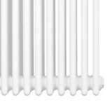 Traditionele witte 4-kolom radiator van 300 x 1010 mm met een gladde, glanzende afwerking en rechte lijnen voor een klassieke uitstraling