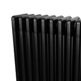 Traditionele zwarte radiator met vier kolommen, 300 x 1010 mm, met een glanzende afwerking en strakke lijnen voor een moderne uitstraling
