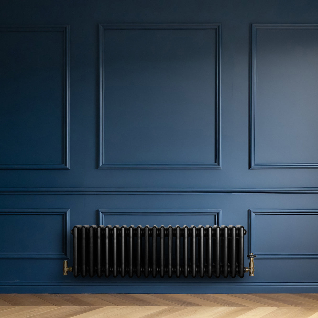 Traditionele zwarte 4-kolom radiator van 300 x 1010 mm tegen een diepblauwe wand, met een glanzende afwerking en elegante details