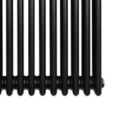 Traditionele zwarte 4-kolom radiator van 300 x 1010 mm met een glanzende afwerking en ronde, stevige buizen voor optimale warmteafgifte