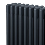 Traditionele 4-kolom radiator in antraciet grijs, met een strakke, moderne afwerking en een robuuste, metalen structuur