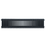 Traditionele 4-kolom radiator in antraciet grijs, met een strakke, verticale structuur en een gladde, matte afwerking van 300 x 1370 mm