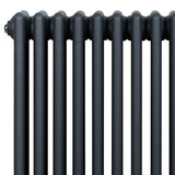 Traditionele 4-kolom radiator in antracietgrijs, met een gladde, matte afwerking en een robuuste, klassieke uitstraling