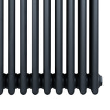 Traditionele 4-kolom radiator in antraciet grijs, met een strak en robuust ontwerp, perfect voor moderne en klassieke interieurs