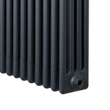 Traditionele 4-kolom radiator in antraciet grijs, 300 x 1370 mm, met een strakke, verticale structuur en een gladde afwerking