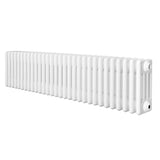 Traditionele witte 4-kolom radiator van 300 x 1370 mm met een gladde, glanzende afwerking en rechte lijnen voor een klassieke uitstraling