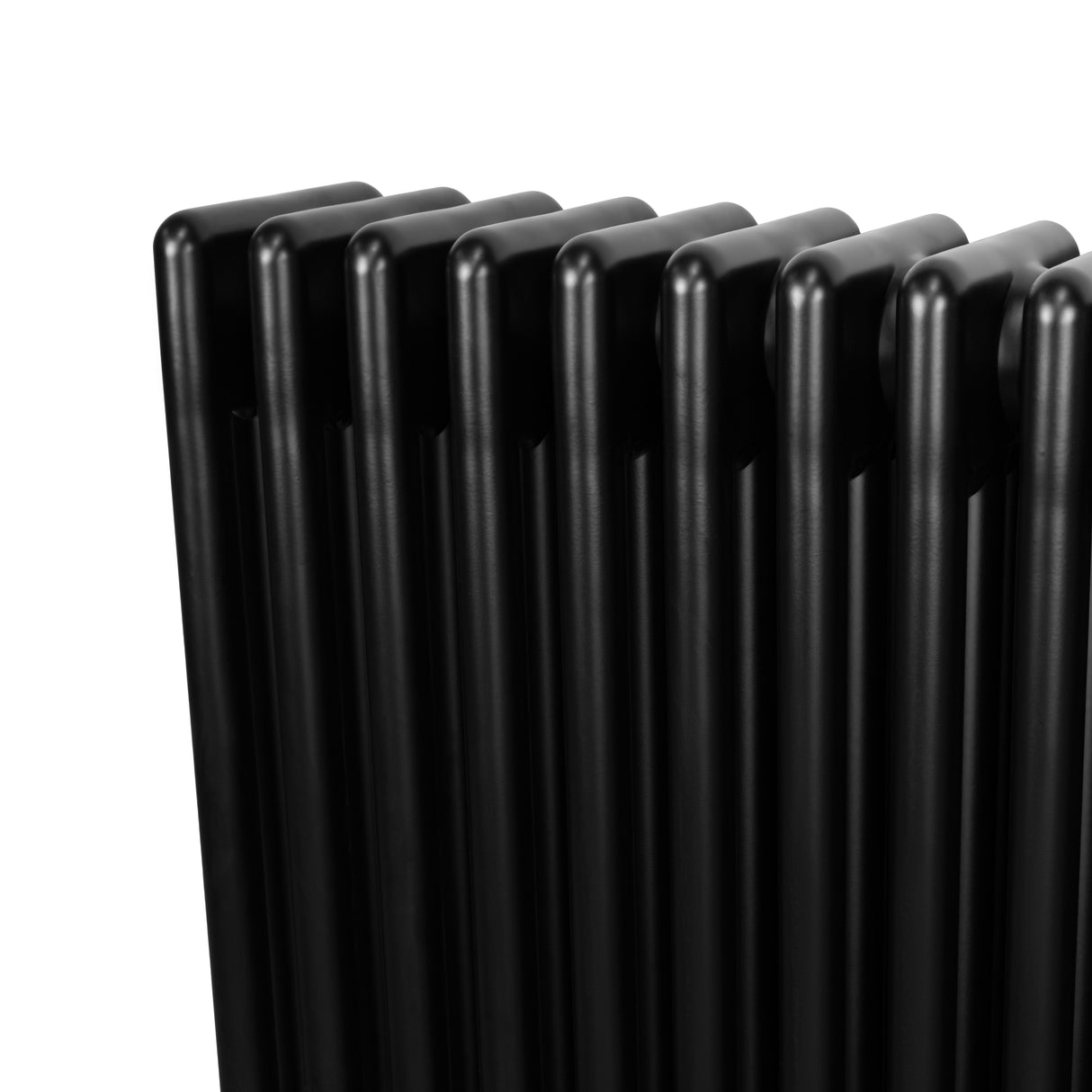 Traditionele zwarte 4-kolom radiator van 300 x 1505 mm met een glanzende afwerking en strakke, rechte lijnen voor een moderne uitstraling