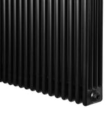 Traditionele zwarte 4-kolom radiator van 300 x 1505 mm met een glanzende afwerking en verticale ribbels voor een stijlvolle uitstraling