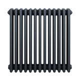 Traditionele 4-kolom radiator in antraciet grijs, met een strakke, verticale vorm en een gladde, matte afwerking