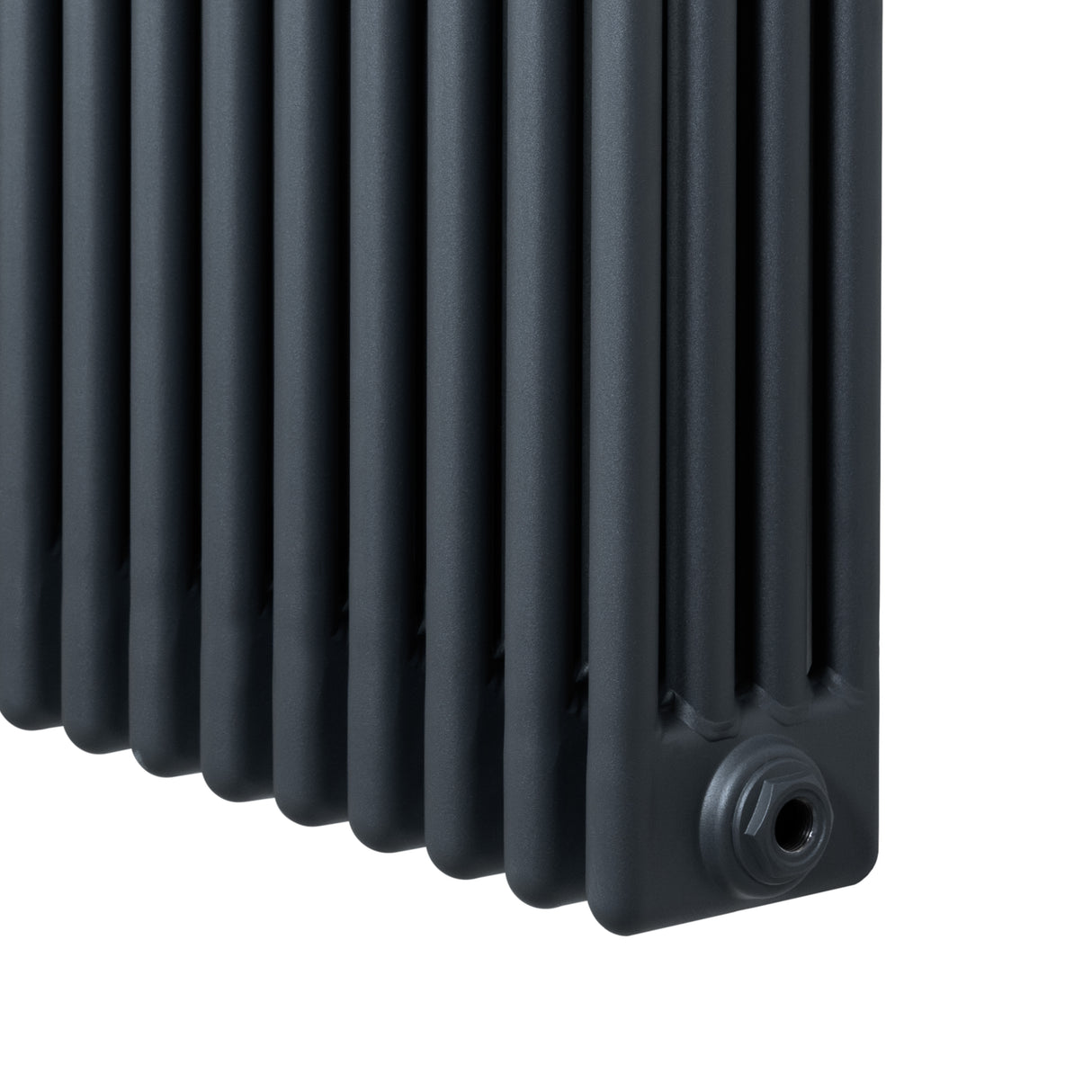 Traditionele 4-kolom radiator in antraciet grijs, met een strak, verticaal ontwerp en een gladde, matte afwerking