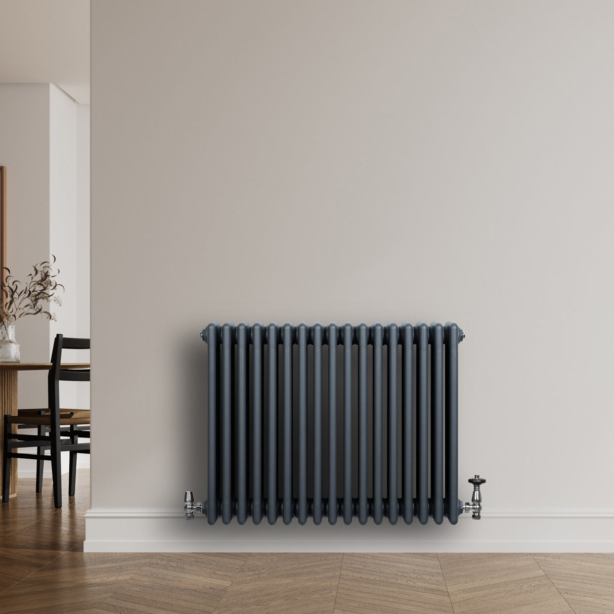 Traditionele 4-kolom radiator in antracietgrijs, 600 x 785 mm, met haakse thermostaatkraan, strak en modern ontwerp