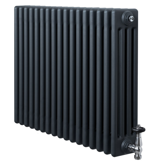Traditionele antraciet grijze 4-kolom radiator van 600 x 785 mm met haakse thermostaatkraan en verticale ribben voor optimale warmteafgifte