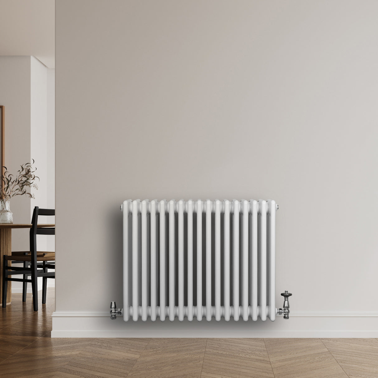 Traditionele witte 4-kolom radiator van 600 x 785 mm met een gladde afwerking, perfect voor een moderne interieurstijl