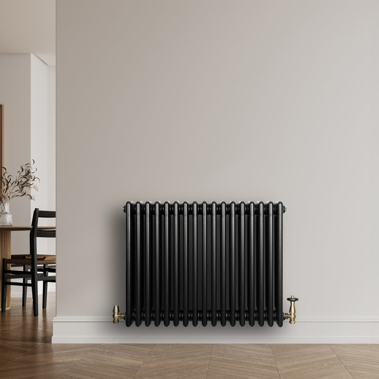 Traditionele zwarte 4-kolom radiator van 600 x 785 mm met een glanzende afwerking, geplaatst tegen een lichte muur in een moderne ruimte