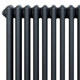 Traditionele 4-kolom radiator in antracietgrijs, met een strak en tijdloos ontwerp, perfect voor elke ruimte