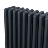 Traditionele 4-kolom radiator in antraciet grijs, met een strakke, moderne afwerking en een robuuste, metalen constructie