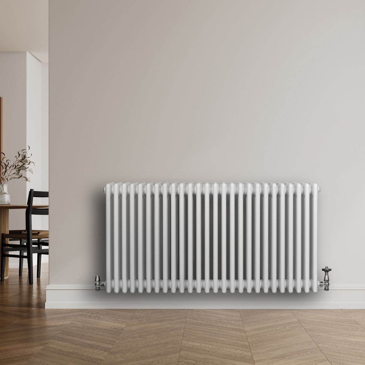 Traditionele witte 4-kolom radiator van 600 x 1190 mm, met een gladde afwerking en een strak, modern ontwerp tegen een lichte muur