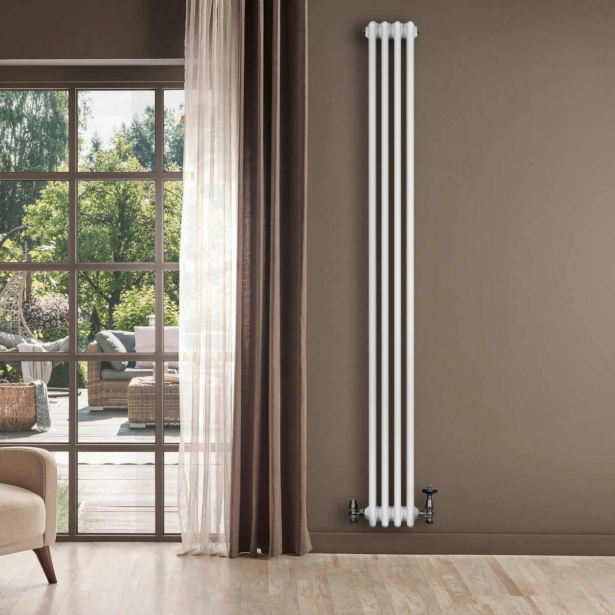Traditionele witte 4-kolom radiator van 1800 x 200mm, strak en modern, geplaatst tegen een muur met een raam op de achtergrond